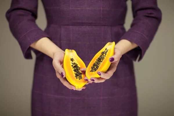 手持一些木瓜的女人手 感性工作室拍摄可以用作背景 — 图库照片