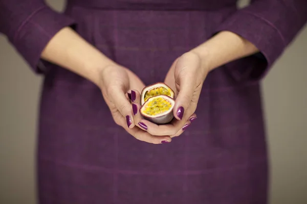 Woman Violett Dress Hands Holding Some Passion Fruits Sensual Studio — Stock Photo, Image