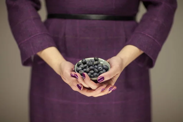 Woman Violett Dress Hands Holding Some Blueberries Sensual Studio Shot — Stock Photo, Image