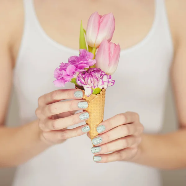 Manos Mujer Sosteniendo Flores Primavera Cono Helado Tiro Sensual Estudio —  Fotos de Stock
