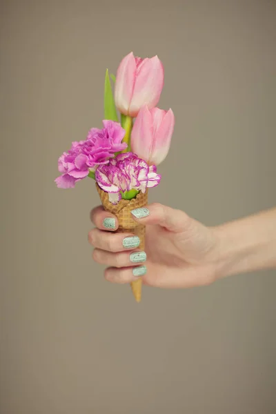 Vrouw Handen Met Lentebloemen Een Ijsje Kan Sensuele Studio Schot — Stockfoto