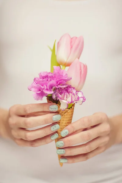 Kvinna Händer Som Håller Vårblommor Glasstrut Kan Sensuell Studio Skott — Stockfoto