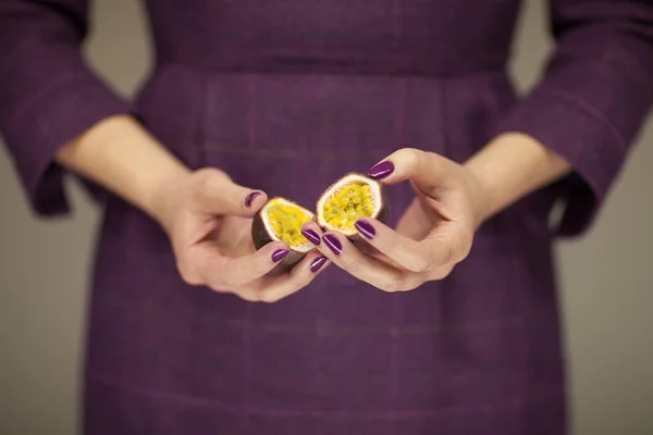 Mujer Violett Vestido Manos Sosteniendo Algunas Frutas Pasión Sensual Studio — Foto de Stock