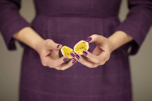 Frau Violetten 50Er Jahre Kleid Hält Ein Paar Passionsfrüchte Den — Stockfoto