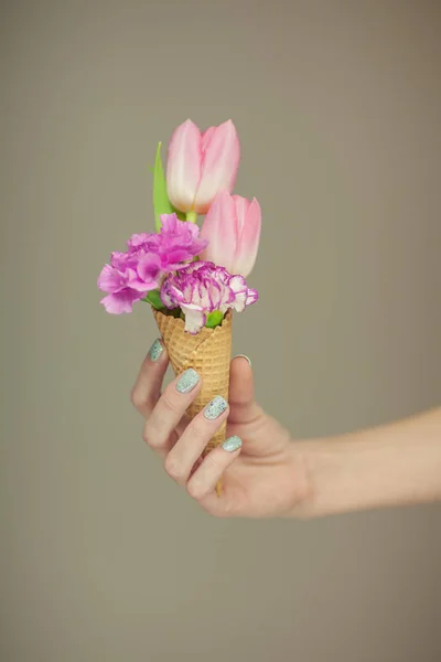 Vrouw Handen Met Lentebloemen Een Ijsje Kan Sensuele Studio Schot — Stockfoto