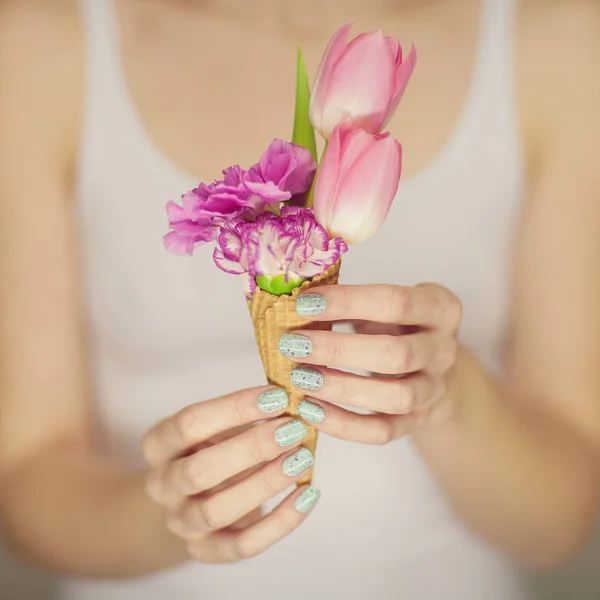 Kvinna Händer Som Håller Vårblommor Glasstrut Kan Sensuell Studio Skott — Stockfoto