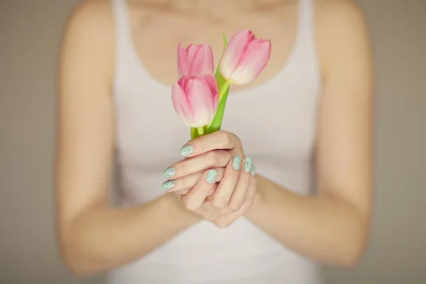 Žena Rukou Dokonalou Modeláž Drží Růžové Jarní Květiny Tulipány Smyslné — Stock fotografie