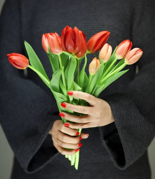 Žena Rukou Dokonalou Modeláž Drží Červený Jarní Květiny Tulipány Smyslné — Stock fotografie