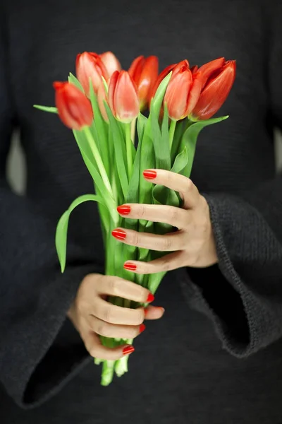 Vrouw Handen Met Perfect Nagel Kunst Houden Rode Lente Bloemen — Stockfoto