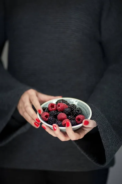 Vrouw Handen Met Een Kom Van Frambozen Bramen Kan Sensuele — Stockfoto