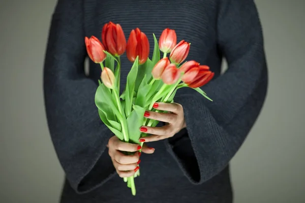 Vrouw Handen Met Perfect Nagel Kunst Houden Rode Lente Bloemen — Stockfoto