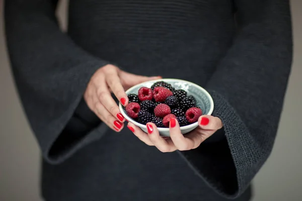 Manos Mujer Sosteniendo Tazón Frambuesas Moras Tiro Sensual Estudio Puede — Foto de Stock