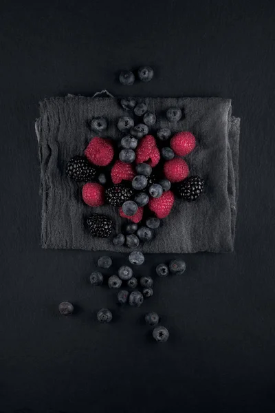 Bleuets Frais Mûrs Mûres Framboises Sur Une Serviette Une Plaque — Photo