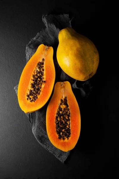 Bir Peçete Kayrak Plaka Mutfak Masasının Üzerinde Taze Olgun Papaya — Stok fotoğraf