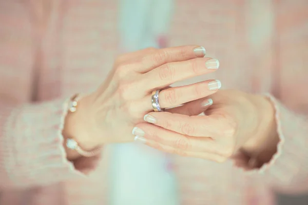 Las Manos Mujer Casada Tocando Primer Anillo Boda Colores Pastel —  Fotos de Stock