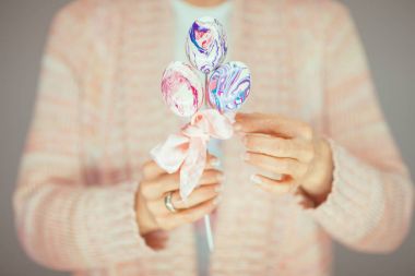 Paskalya yumurta dekorasyon onun elinde tutan kadın eller hafif pastel renkler romantik arka plan olarak kullanılabilir