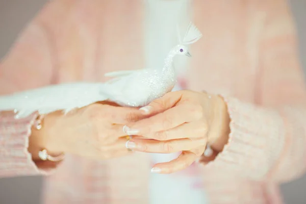 Manos Mujer Sosteniendo Pequeño Pájaro Artificial Sus Manos Colores Pastel —  Fotos de Stock