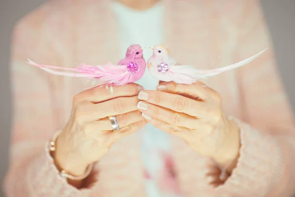 Manos Mujer Sosteniendo Pequeño Pájaro Artificial Sus Manos Colores Pastel —  Fotos de Stock
