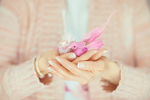Manos Mujer Sosteniendo Pequeño Pájaro Artificial Sus Manos Colores Pastel —  Fotos de Stock