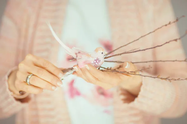 Жіночі Руки Тримають Маленьку Штучну Пташку Руках Світло Рожеві Пастельні — стокове фото