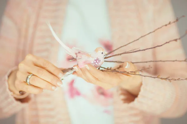 Manos Mujer Sosteniendo Pequeño Pájaro Artificial Sus Manos Colores Pastel — Foto de Stock