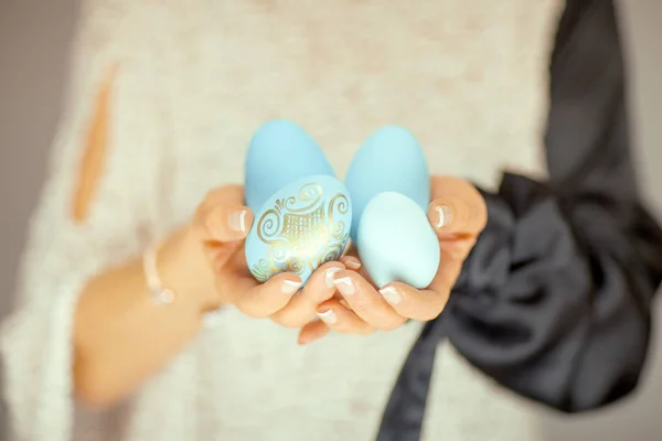 Manos Mujer Sosteniendo Huevos Pascua Decoración Sus Manos Colores Pastel — Foto de Stock