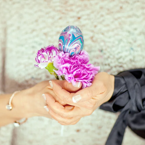 Manos Mujer Sosteniendo Huevos Pascua Decoración Sus Manos Colores Pastel —  Fotos de Stock