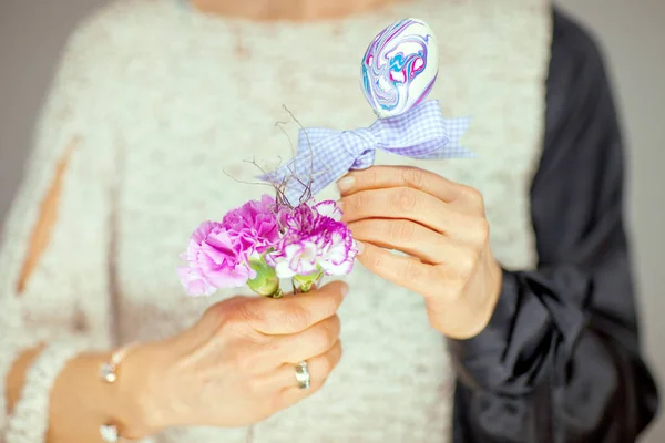 イースター卵の飾りを手に持った女性の手 明るいパステル カラーがロマンチックな背景としても使えます — ストック写真