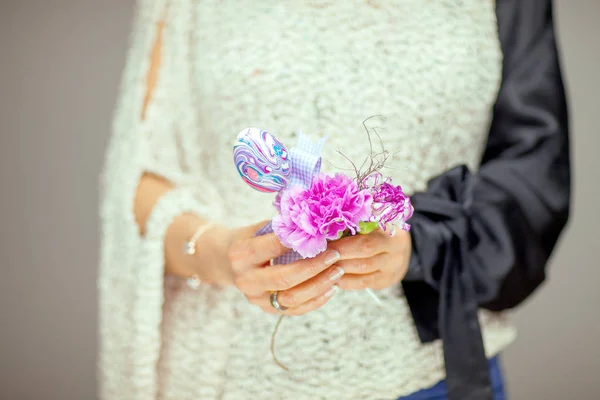 Manos Mujer Sosteniendo Huevos Pascua Decoración Sus Manos Colores Pastel — Foto de Stock