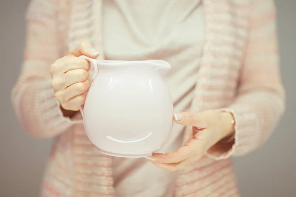 Mooie Vrouw Handen Die Vintage Antieke Melk Pot Sensuele Sfeervolle — Stockfoto