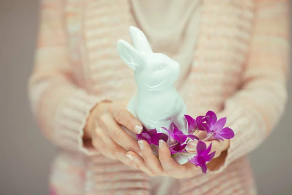 Manos Mujer Sosteniendo Conejito Pascua Sus Manos Colores Pastel Rosa —  Fotos de Stock