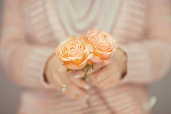 女性は彼女の手で保持バラ バラを手 明るいピンクのパステル カラーがロマンチックな背景としても使えます — ストック写真