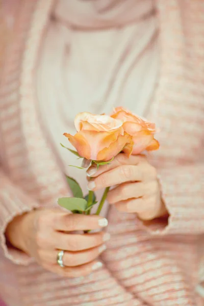 Las Manos Mujer Sosteniendo Rosa Rosas Sus Manos Colores Pastel — Foto de Stock