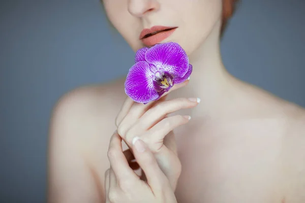 Hermosa Mujer Manos Celebración Orquídea Retrato Belleza Cuidado Piel Concepto — Foto de Stock