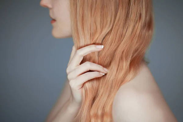 Nahaufnahme Frauenhände Pflegen Haare Kämmen Sinnlicher Blick Studioporträt Schönheit — Stockfoto