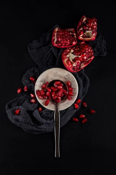 Fresh Ripe Pomegranate Cores Plate Bowl Spoon Napkin Slate Plate — Stock Photo, Image