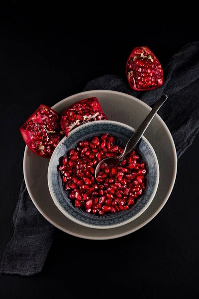 Fresh Ripe Pomegranate Cores Plate Bowl Spoon Napkin Slate Plate — Stock Photo, Image