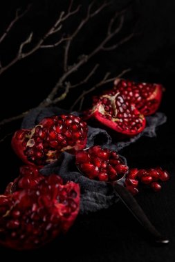 Taze olgun nar çekirdeği kaşık kayrak plaka mutfak masası üzerinde arka plan olarak kullanılabilir