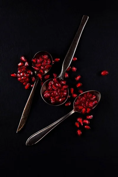 Fresh Ripe Pomegranate Cores Spoons Slate Plate Kitchen Table Can — Stock Photo, Image