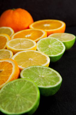 taze dilimlenmiş portakal, limon ve limes kayrak bir tabağa dekore edilmiş bir arka plan kullanılabilir