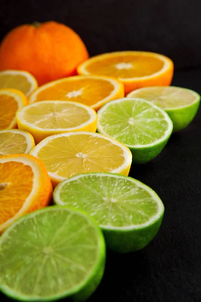 Naranjas Limones Limas Recién Cortados Decorados Una Placa Pizarra Puede —  Fotos de Stock