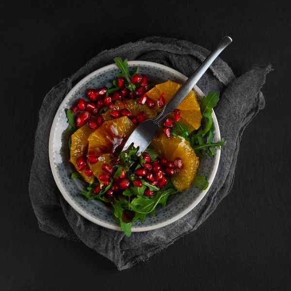 Frisch Zubereiteter Salat Mit Rucola Granatapfel Und Orangen Auf Schieferteller — Stockfoto