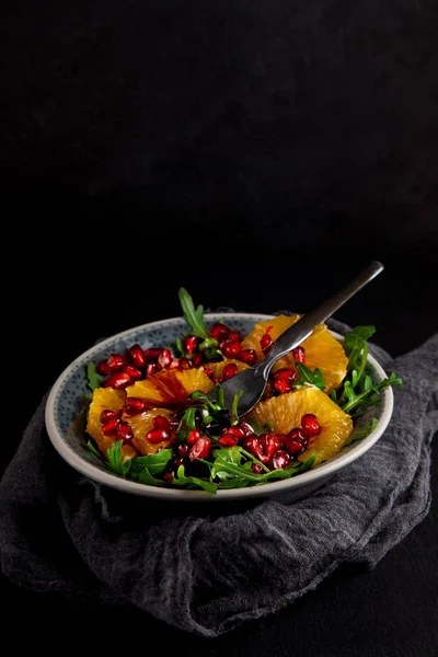 Frisch Zubereiteter Salat Mit Rucola Granatapfel Und Orangen Auf Schieferteller — Stockfoto