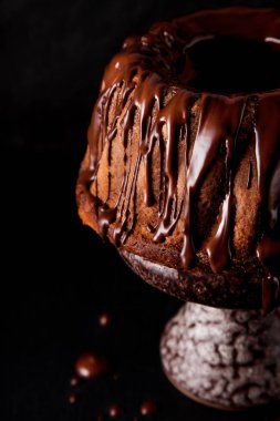 Taze kayrak plaka mutfak masa arka plan üzerinde çikolata Kuvertür ile pasta pişmiş Delicious