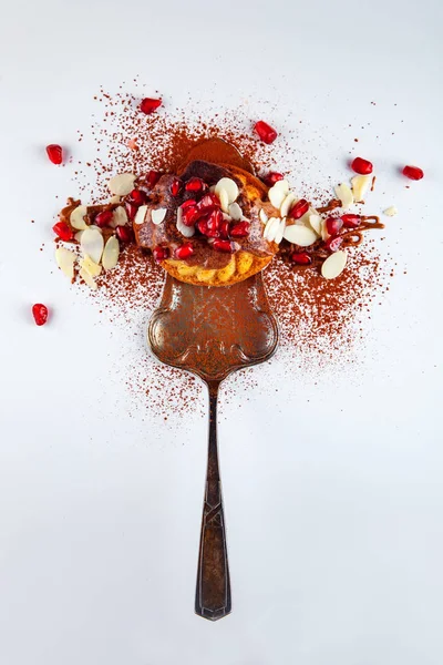 Delicioasă Plăcintă Proaspăt Coaptă Couverture Ciocolată Migdale Rodie Fundal Masă — Fotografie, imagine de stoc