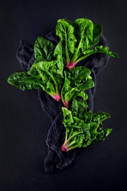 karanlık mutfak plaka ve peçete taze hasat ıspanak arka plan olarak kullanılabilir