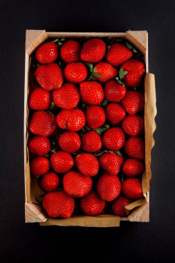 taze olgun çilek kayrak plaka mutfak masasında bir kutu içinde arka plan olarak kullanılabilir