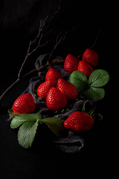 Fraises Fraîches Mûres Sur Une Serviette Une Plaque Ardoise Table — Photo