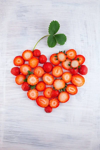 Fresh Ripe Strawberries Heart Shape White Wood Plate Kitchen Table — Stock Photo, Image