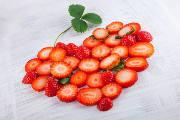 Fresas Maduras Frescas Forma Corazón Tabla Cocina Placa Madera Blanca — Foto de Stock